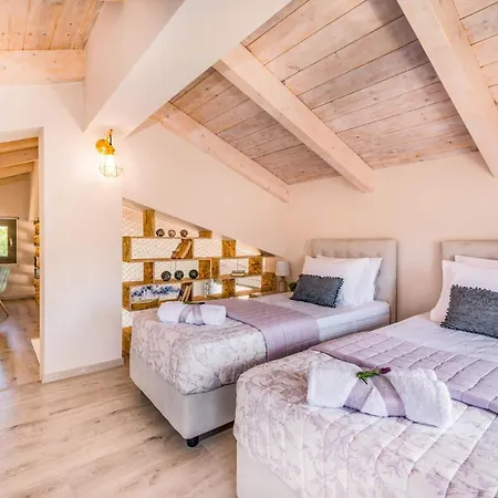 Villa Levanta By