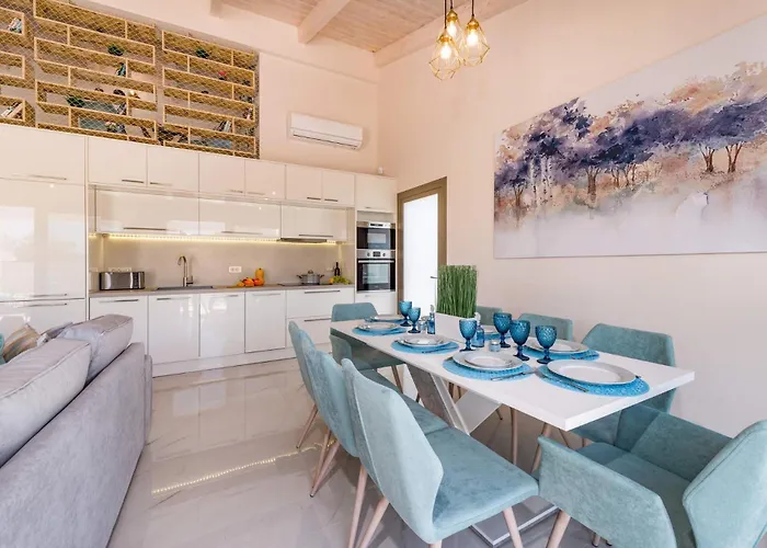 Villa Levanta By
